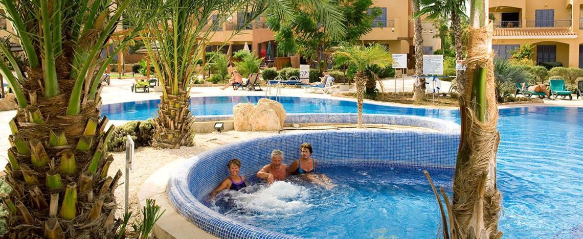 Apartament Limnaria Gardens - Superb Modern 1 Bed With Pool Views